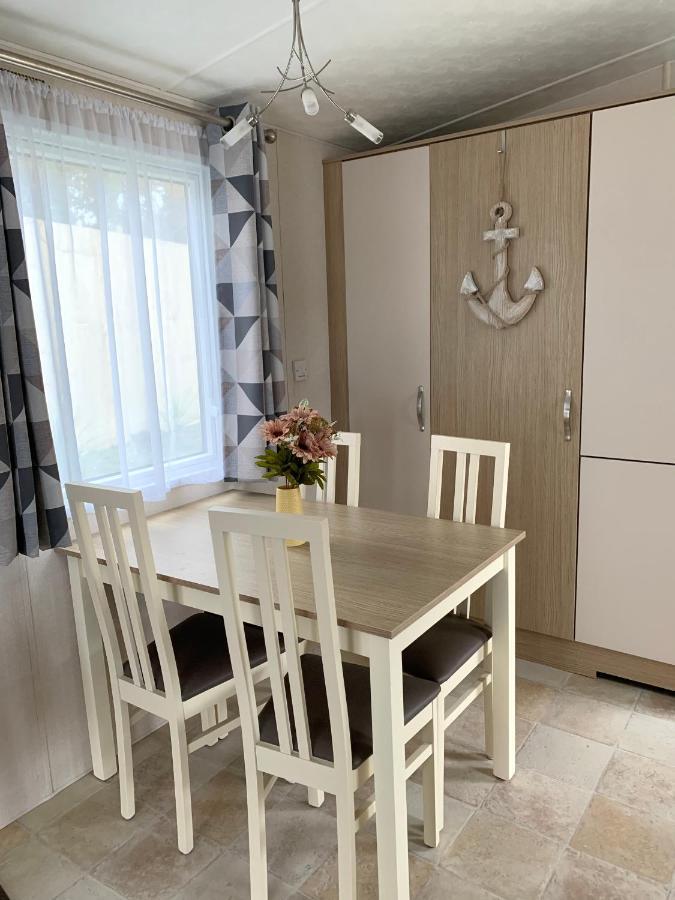 Mollys Retreat Pet Friendly Three Bed Caravan With Small Garden Newquay Bay Resort Quieter Area Of Park Exterior foto